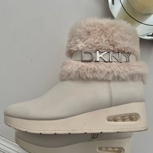DKNY Woman Ivory Faux Fur Ankle Winter Wedge Boots Sz 7